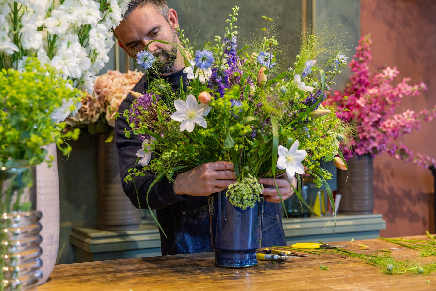Vase arrangement assembly